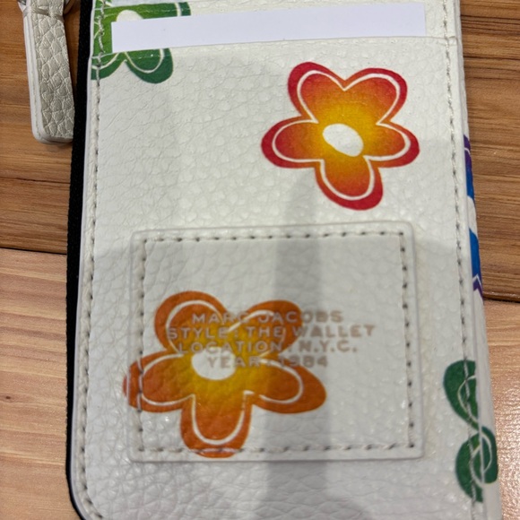 Marc Jacobs Wild Daisy Leather Wallet - Picture 7 of 8